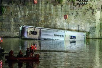 Pullman nel Po a Torino, autopsia: “L’autista è morto per un malore”
