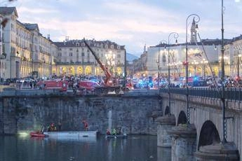Pullman precipitato nel Po a Torino, autopsia sull’autista per chiarire le cause della morte