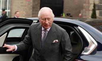 Re Carlo elogia la stampa libera ma ricorda: “Può commettere errori”