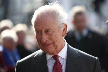 Re Carlo torna sorridente, dopo la breve visita in ospedale