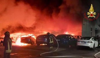 Roma, incendio in concessionaria Tesla: distrutte 17 auto