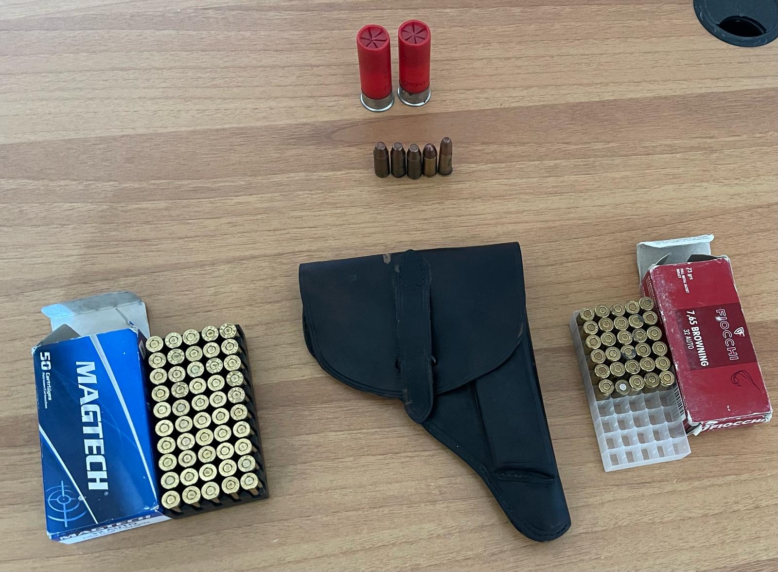 Perquisizioni in abitazioni nel Nisseno, sequestrati munizioni e una katana: 4 denunce