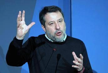 Salvini contro il kit di sopravvivenza Ue: “L’emergenza da fermare è l’invasione islamica”