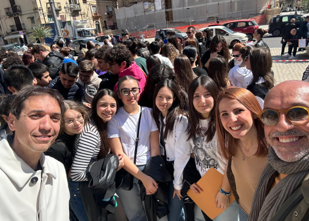 Gela, visita agli scavi archeologici e poesie sospese per gli studenti della città