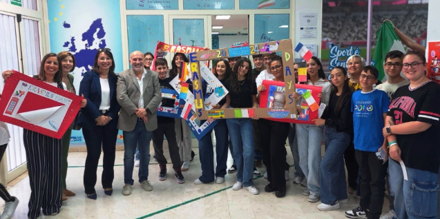 Forte entusiasmo all’Istituto “Carducci” di San Cataldo per la prima lezione con una docente madrelingua inglese nelle classi della Primaria