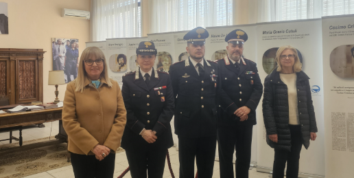 Il tenente colonnello Sara Pini visita la mostra “Testimoni di verità” a Lentini