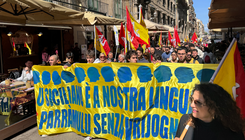 Centinaia di persone radunate in piazza Verdi a Palermo per difendere la lingua siciliana
