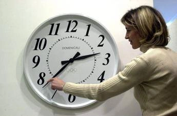 Stanotte torna l’ora legale, cosa cambia e quando spostare le lancette