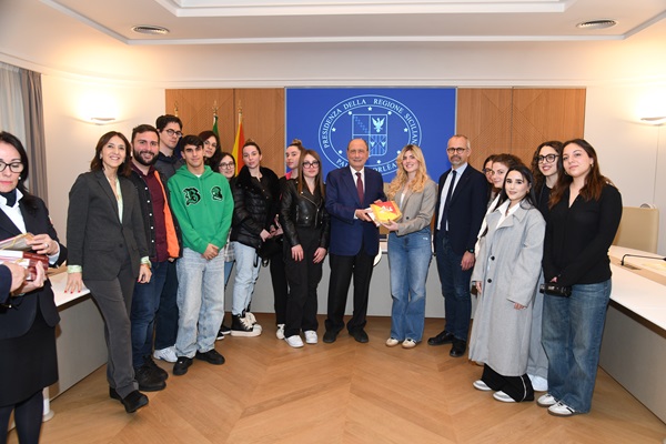 Palazzo d’Orleans, Schifani incontra gli studenti di Scienze delle comunicazione: «Le istituzioni si aprano alle nuove generazioni»