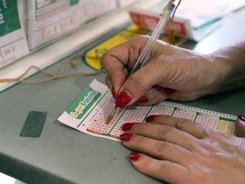 Superenalotto, numeri combinazione vincente oggi 14 ottobre