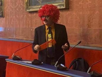 Torino, fuori programma in Sala Rossa: consigliere Viale con parrucca e naso da clown