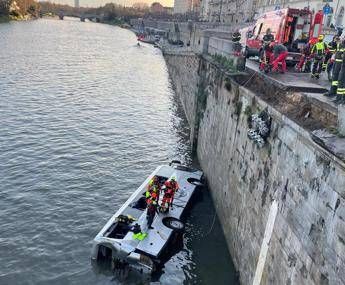 Torino, pullman finisce nel fiume Po in centro città