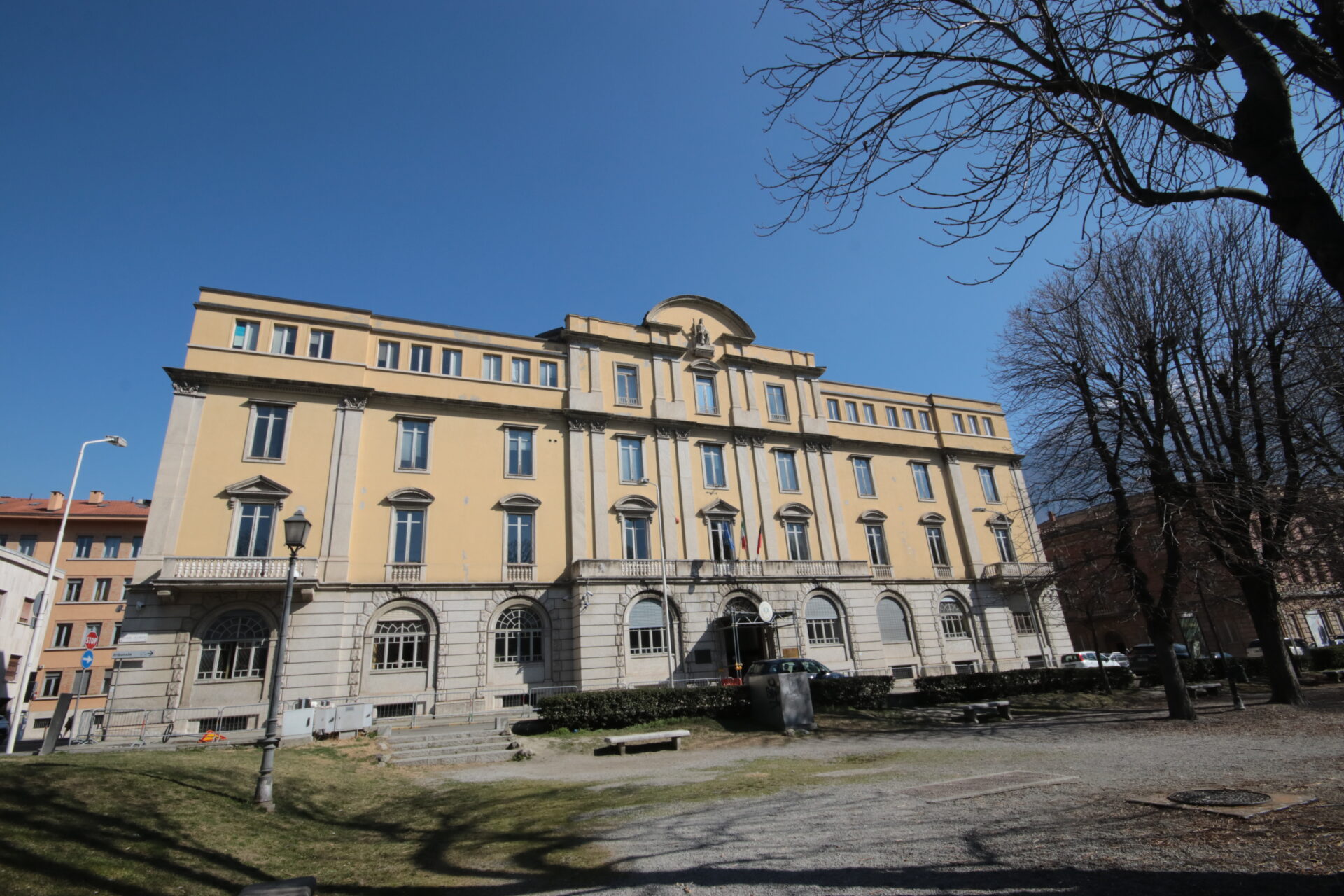 Abusi su 65enne padrone di casa: nel Tribunale di Aosta aperto il processo ad un nisseno