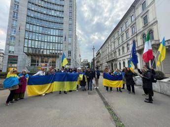 Ucraina, protesta sotto consolato Usa a Milano: “Da Trump show assurdo, bene Zelensky”