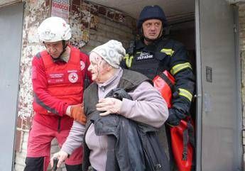 Ucraina, raid russo su Sumy: almeno 65 feriti, 14 sono bambini