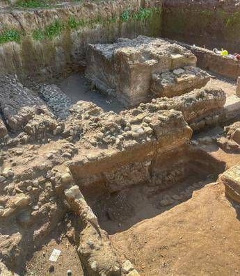 Un epitaffio per un gladiatore scoperto nella necropoli di Liternum