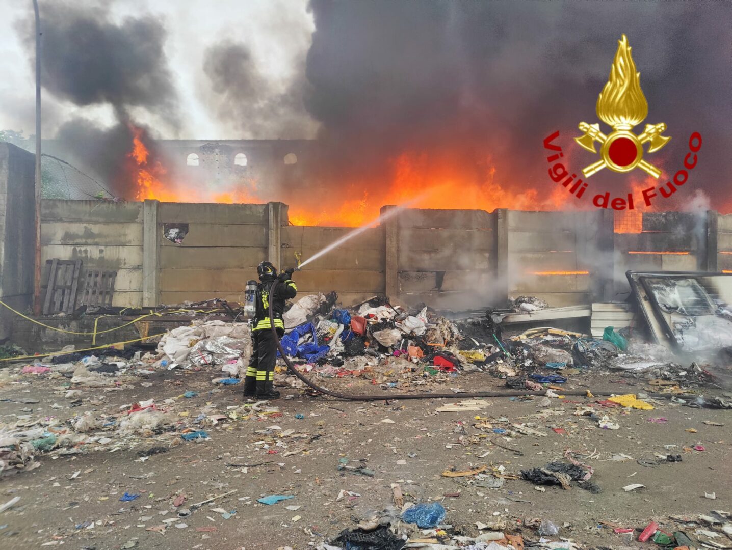 Incendio a Catania, cumuli di rifiuti in fiamme