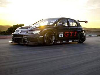 Volkswagen Golf GTI in anteprima mondiale alla 24 Ore del Nurburgring 2025