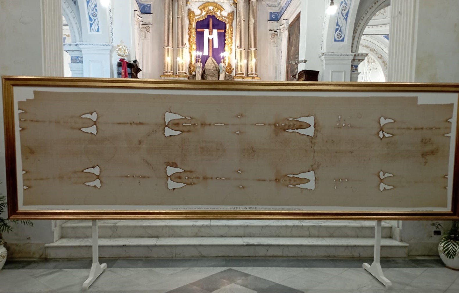 Mussomeli, alla Madrice Ostensione copia Sacra Sindone. Chiesa gremita e preghiera corale