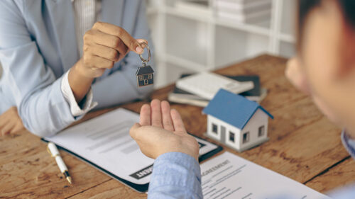 Affidarsi a un’agenzia immobiliare per vendere casa