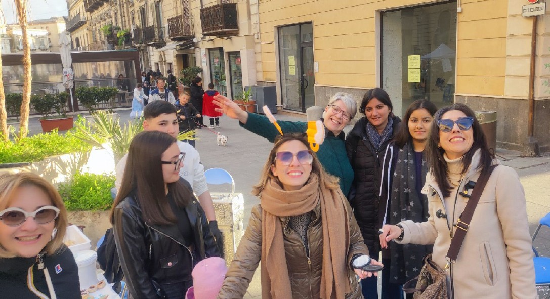 Caltanissetta. Momenti di dolcezza al Carnevale nisseno con il CIRS: allievi del corso pasticceria preparano e distribuiscono dolci ai più piccoli