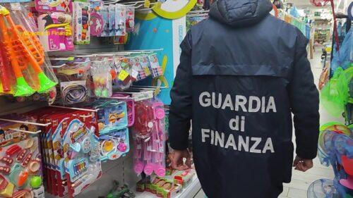 Sequestrati nel Nisseno 1.500 articoli non sicuri, segnalato un commerciante