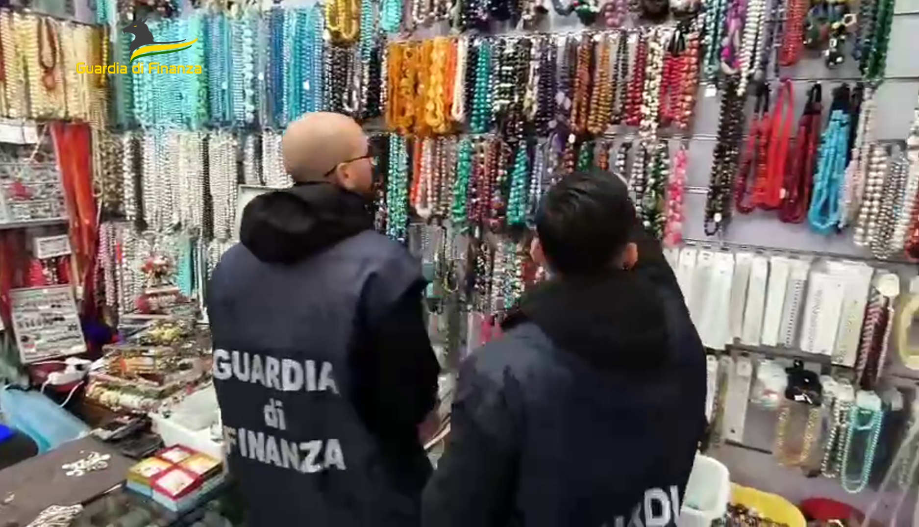 Caltanissetta. Sequestrati 400.000 articoli di bigiotteria non sicuri