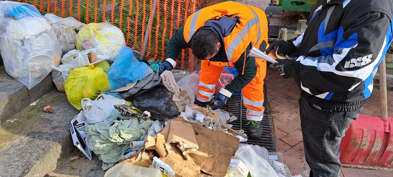 Caltanissetta. Abbandono di rifiuti, individuati 10 trasgressori. L’assessore Aiello: “Tolleranza zero per chi sporca la città”