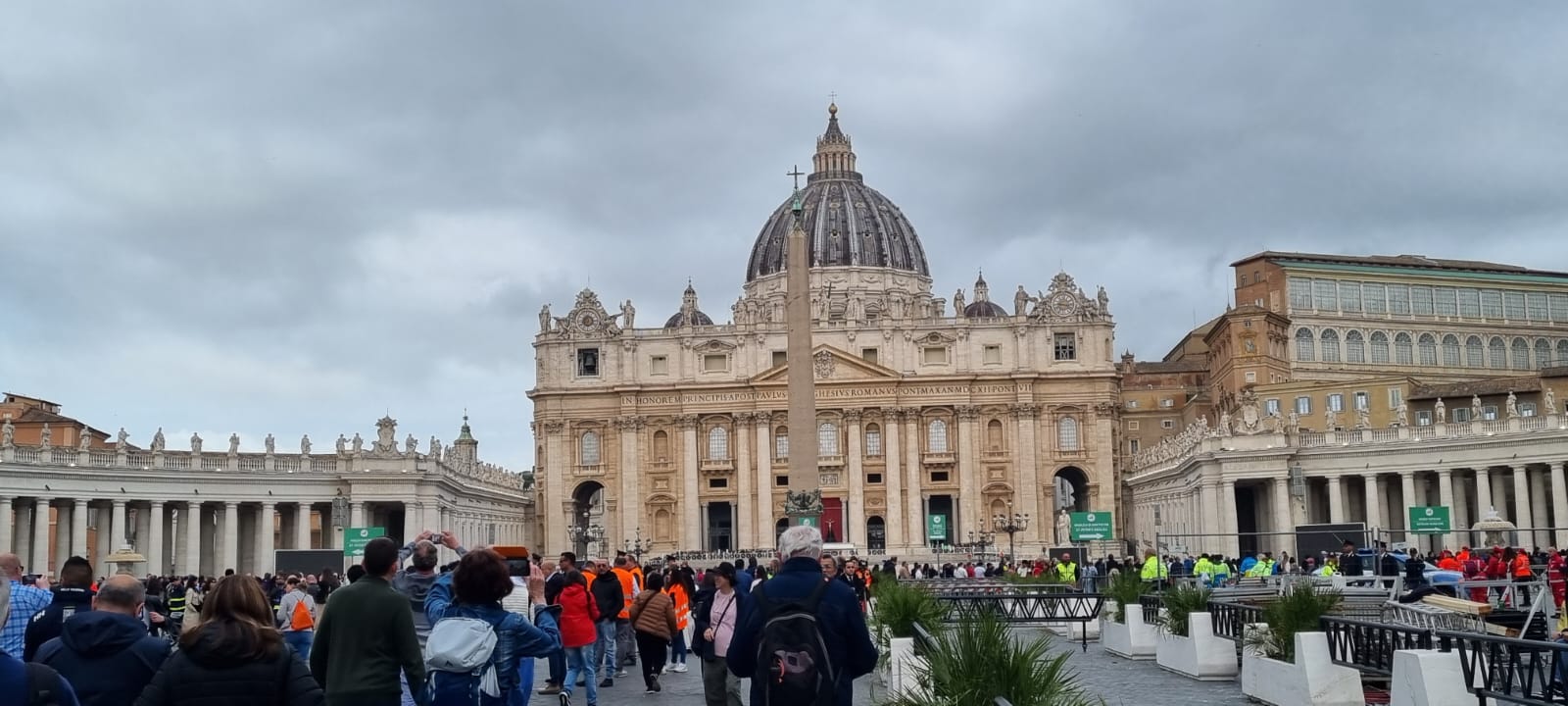 Papa, fonti vaticane: “Già in 50mila per l’omaggio alla salma nella basilica di San Pietro
