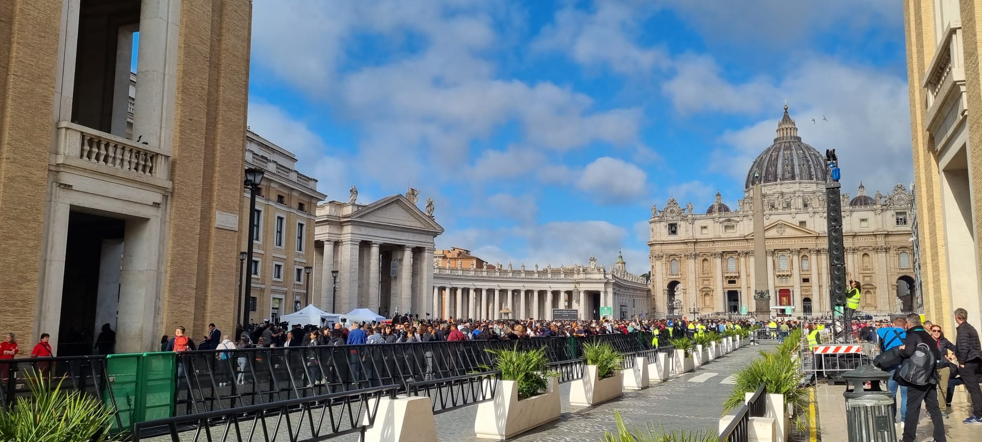 Papa, riaperta la basilica di San Pietro: da mercoledì in 128 mila per rendere omaggio