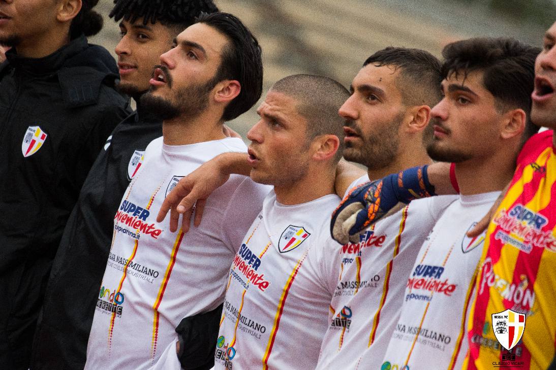 Al Teatro Margherita c’è la mostra delle maglie storiche della Nissa e del calcio