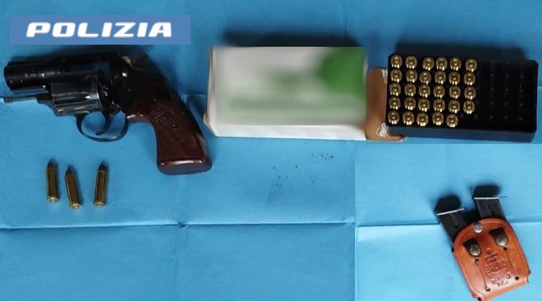 Un revolver calibro 38 special, cartucce e caricatori ritrovati dalla Polizia in una busta della spesa