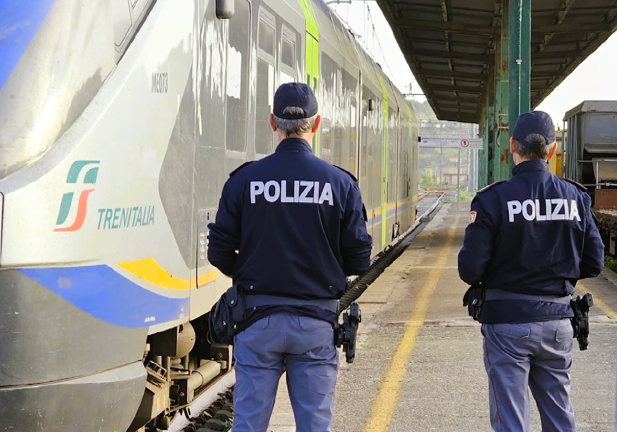 Ciclomotore senza assicurazione e figlio minorenne senza patente: Polfer eleva sanzione di 6500 euro ad una donna