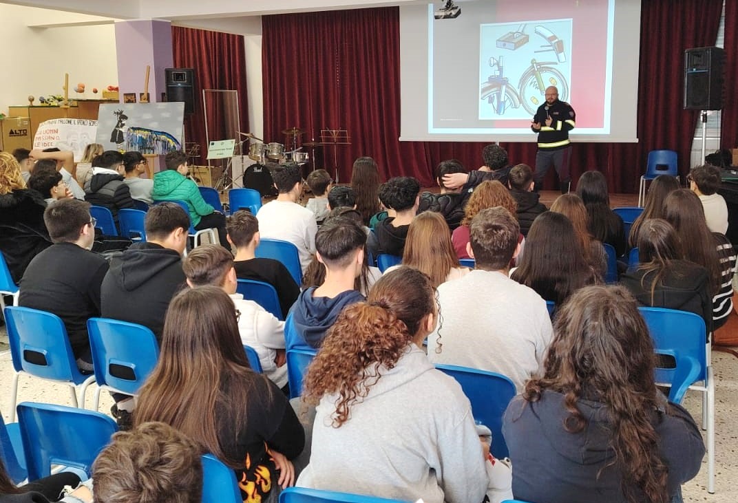 San Cataldo. La Polizia ha incontrato 160 alunni della Scuola Media “Carducci” sul progetto “Biciscuola 2025”