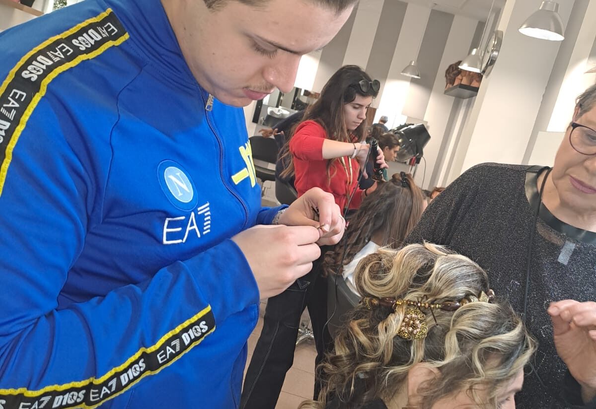 Caltanissetta, impegno e creatività degli studenti del CIRS nella Settimana Santa: hanno curato il trucco e le acconciature degli attori del corteo