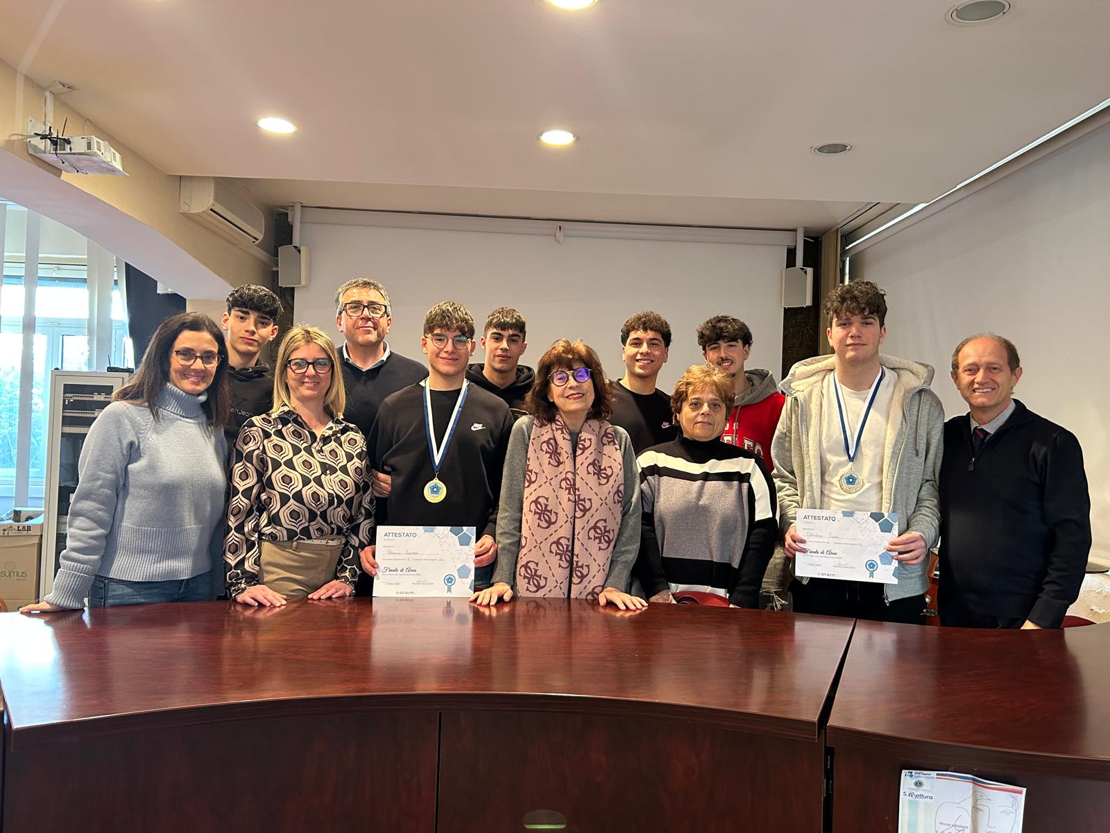 Caltanissetta. La dirigente scolastica Laura Zurli plaude agli alunni del “Mottura” qualificati alle finali dei Giochi della Chimica e dei Giochi Matematici del Mediterraneo