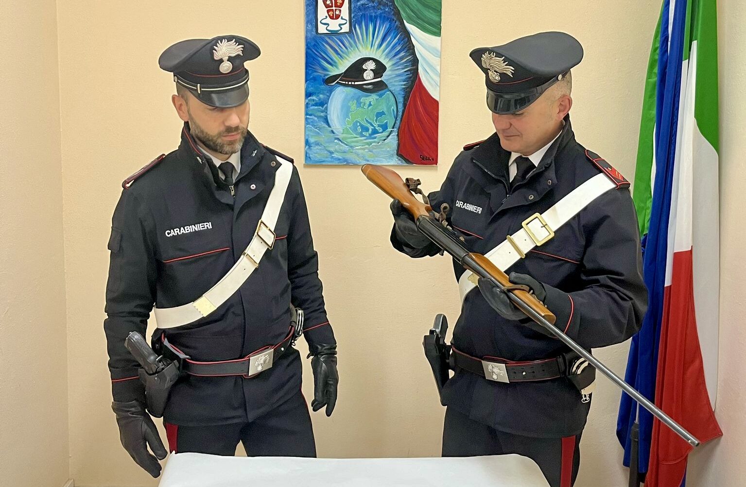 Minaccia la moglie e tenta di colpirla con un coltello da cucina, arrestato 77enne a Milena