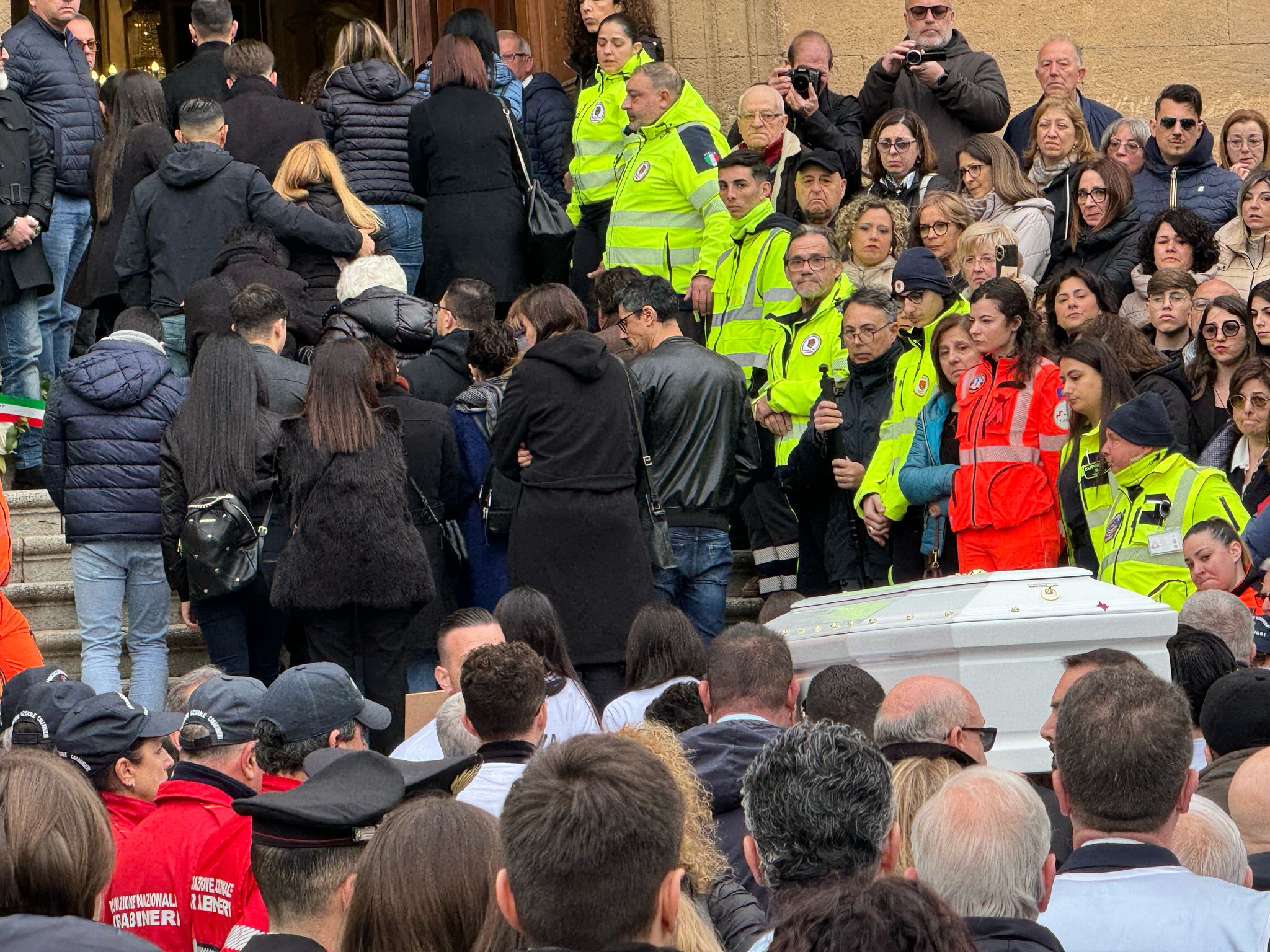 Lacrime e un lungo applauso per il feretro di Sara Campanella a Misilmeri
