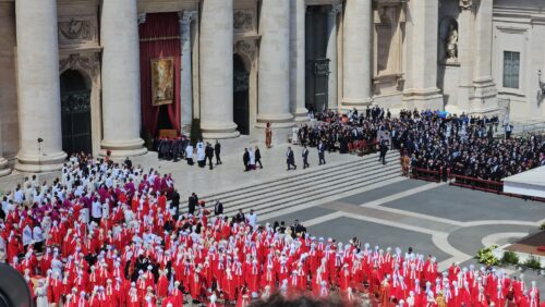 Papa. Terminati funerali, applausi da piazza San Pietro