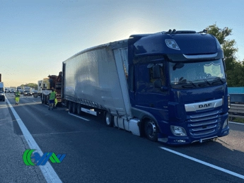 A4, tir perde bobine metalliche: 20 km di coda in autostrada