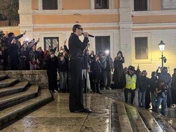 Achille Lauro infiamma Piazza di Spagna per l’anteprima del nuovo album – Video