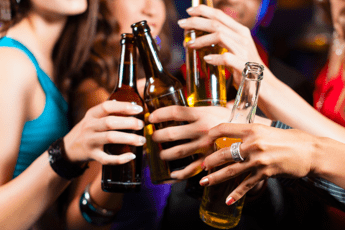 Alcol, preoccupa consumo nei minorenni e nelle donne che ne abusano