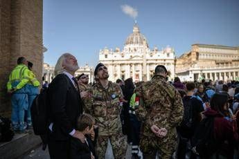 Assange ai funerali di Papa Francesco, fondatore Wikileaks a San Pietro