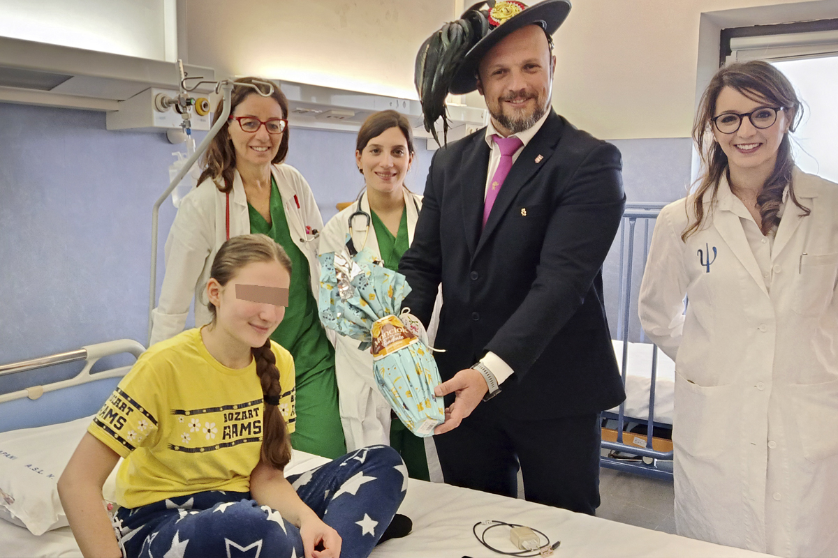 La solidarietà. Al Reparto di Pediatria di Marsala i Bersaglieri donano Uova di Pasqua ai bambini ricoverati