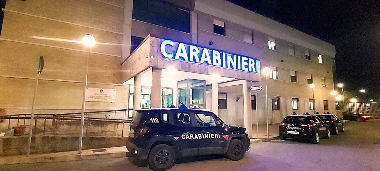 Nel Nisseno arrestati dai Carabinieri due uomini per porto e detenzione d’arma da fuoco e danneggiamento aggravato. Sequestrato oltre 1 kg di droga