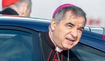 Conclave, il cardinale Becciu verso il passo indietro