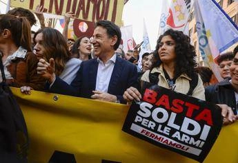 Corteo M5S contro il riarmo, Conte ‘invade’ la piazza: “Costruiamo l’alternativa”