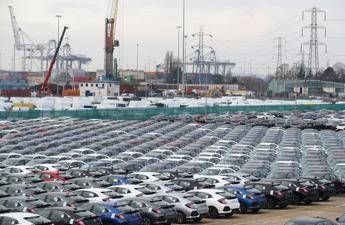 Dazi, Trump: “Sto valutando esenzione temporanea per le auto”