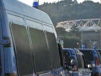 Derby Lazio-Roma, tensioni fuori Olimpico: lancio di bottiglie contro agenti