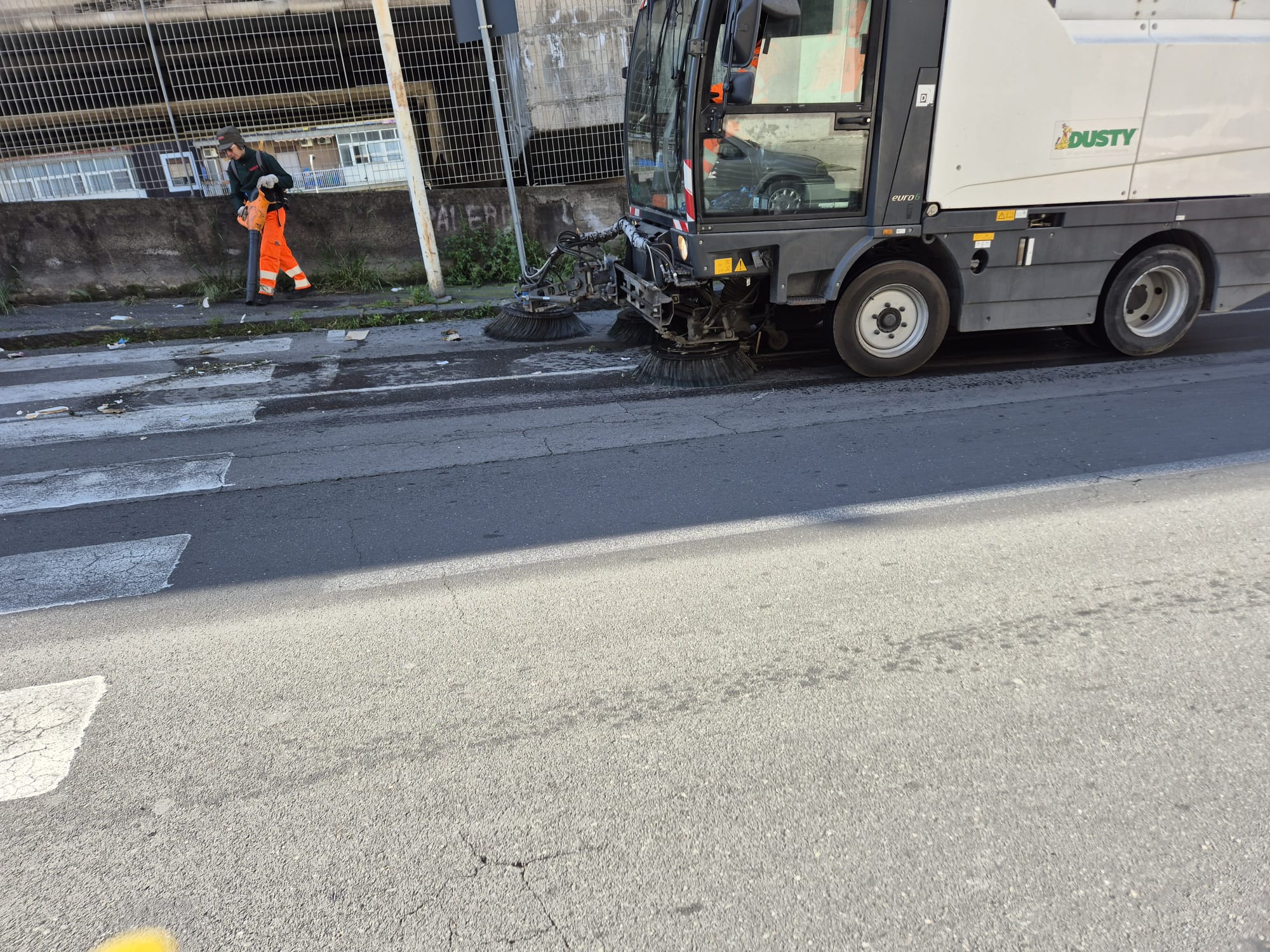 Abbandono incontrollato dei rifiuti, Dusty interviene a Gravina di Catania con pulizia straordinaria